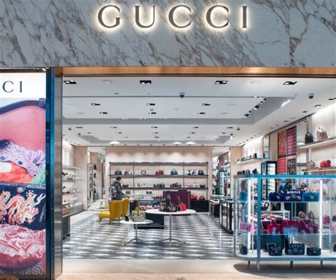 gucci store heathrow.